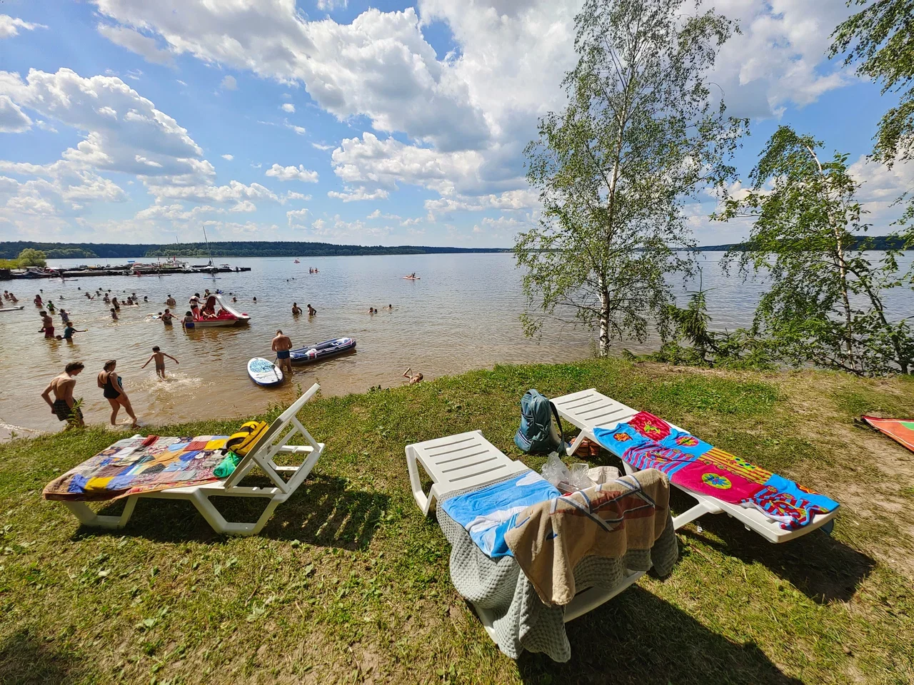 Фото Пляж на Можайском водохранилище (территория парк-отеля "Красновидово") - развлечение в Москве | Досугатор